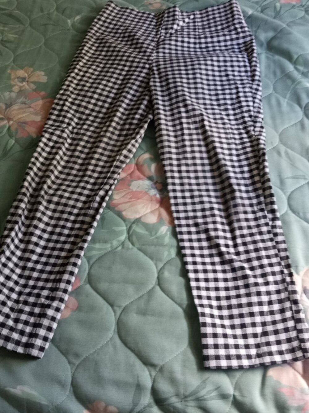 He'll Bunny Vixen Check Capri Pants